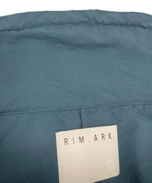 RIM.ARK（リムアーク）RIM.ARK (リムアーク) Back parachute spring CT/バックパラシュートコート ブルー サイズ:FREEの古着・服飾アイテム
