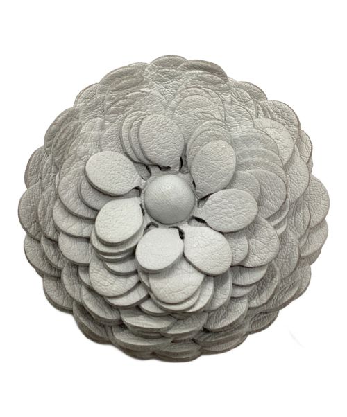 LOEWE（ロエベ）LOEWE (ロエベ) スタッド フラワー チャーム ホワイトの古着・服飾アイテム