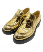 PRADAプラダ）の古着「トライアングルロゴ ゴールドメタリックローファー」｜ゴールド