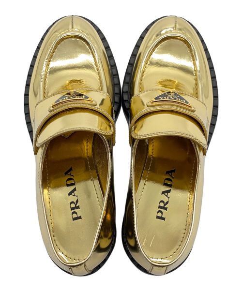 PRADA（プラダ）PRADA (プラダ) トライアングルロゴ ゴールドメタリックローファー ゴールド サイズ:37 1/2の古着・服飾アイテム