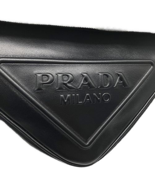 PRADA（プラダ）PRADA (プラダ) トライアングル エンボスロゴ レザー ショルダーバッグ ブラックの古着・服飾アイテム