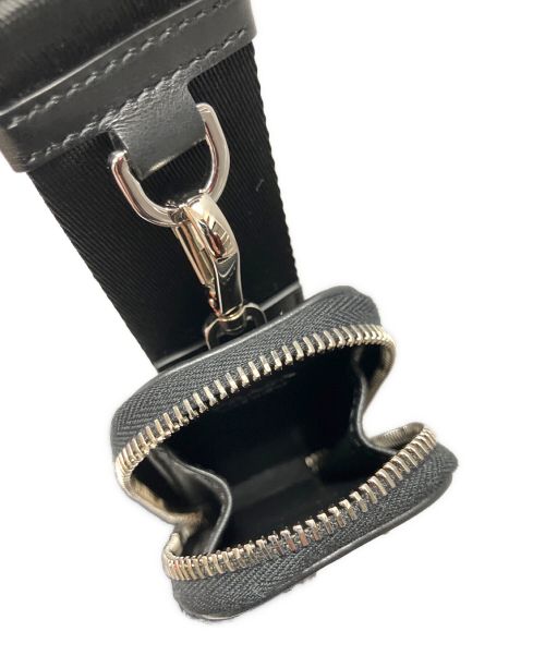 PRADA（プラダ）PRADA (プラダ) トライアングル エンボスロゴ レザー ショルダーバッグ ブラックの古着・服飾アイテム