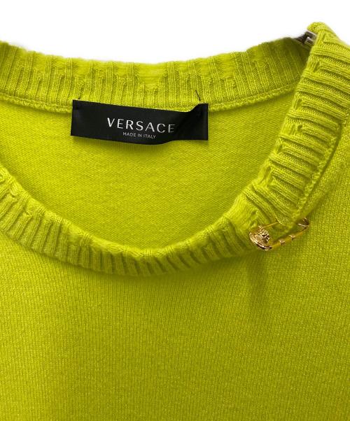 VERSACE（ヴェルサーチェ）VERSACE (ヴェルサーチ) メデューサピン付き ダメージ加工 長袖 カシミヤ ニット 黄緑 サイズ:38の古着・服飾アイテム