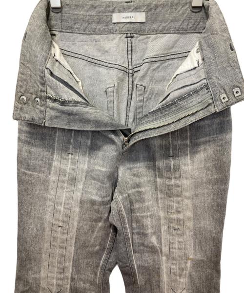 MURRAL（ミューラル）MURRAL (ミューラル) ウォッシュドフレアタックデニムパンツ ライトグレーの古着・服飾アイテム
