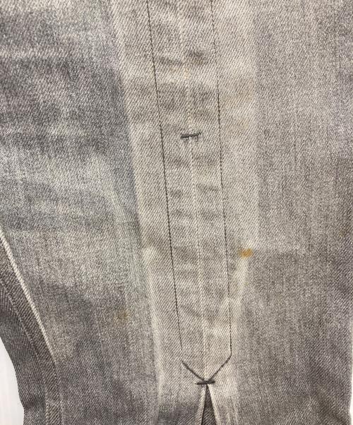 MURRAL（ミューラル）MURRAL (ミューラル) ウォッシュドフレアタックデニムパンツ ライトグレーの古着・服飾アイテム