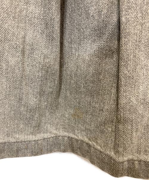 MURRAL（ミューラル）MURRAL (ミューラル) ウォッシュドフレアタックデニムパンツ ライトグレーの古着・服飾アイテム