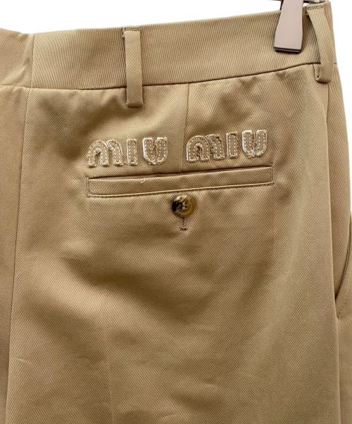 MIU MIU（ミュウミュウ）MIU MIU (ミュウミュウ) バックロゴワイドチノパンツ ベージュ サイズ:40の古着・服飾アイテム
