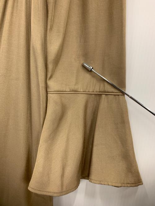 Ameri（アメリ）Ameri (アメリ) FLARE SATIN DRESS キャメル サイズ:Sの古着・服飾アイテム