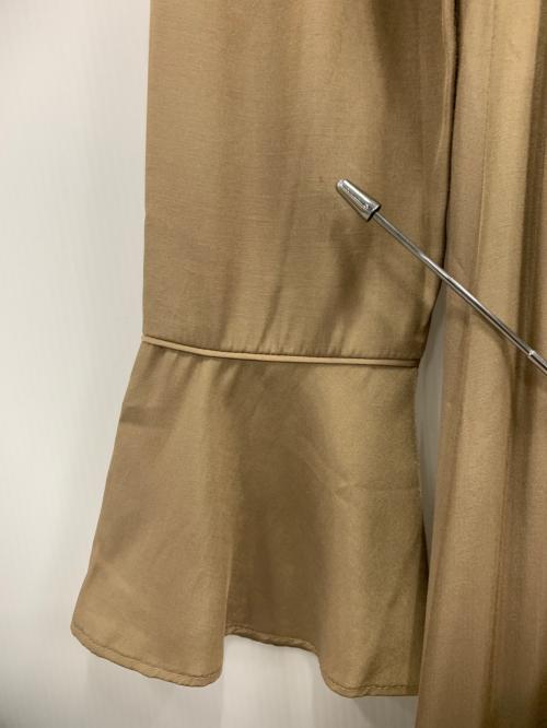 Ameri（アメリ）Ameri (アメリ) FLARE SATIN DRESS キャメル サイズ:Sの古着・服飾アイテム