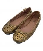 ALAIAアライア）の古着「カットワークフラットパンプス」｜ゴールド