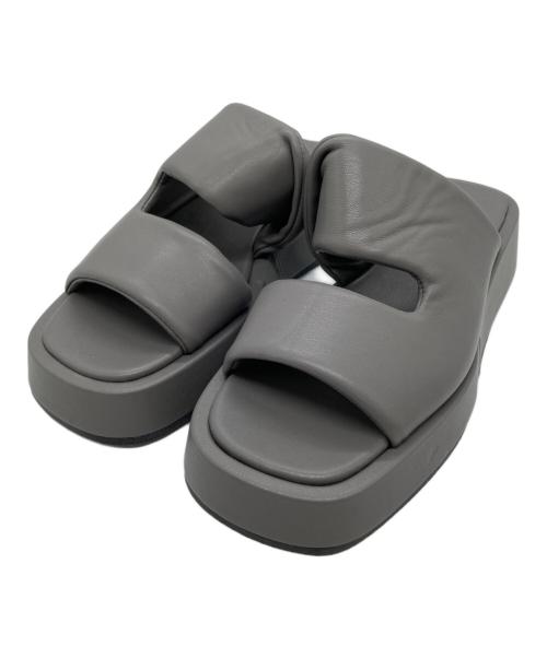 quartierglam（カルチェグラム）quartierglam (カルチェグラム) PLATFORM PUFFY SLIDE SANDALS / プラットフォームパフィースライドサンダル グレー サイズ:35 1/2の古着・服飾アイテム