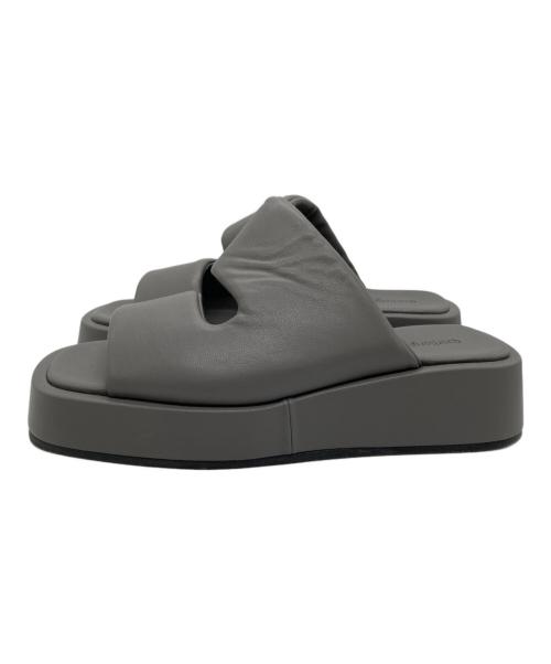 quartierglam（カルチェグラム）quartierglam (カルチェグラム) PLATFORM PUFFY SLIDE SANDALS / プラットフォームパフィースライドサンダル グレー サイズ:35 1/2の古着・服飾アイテム