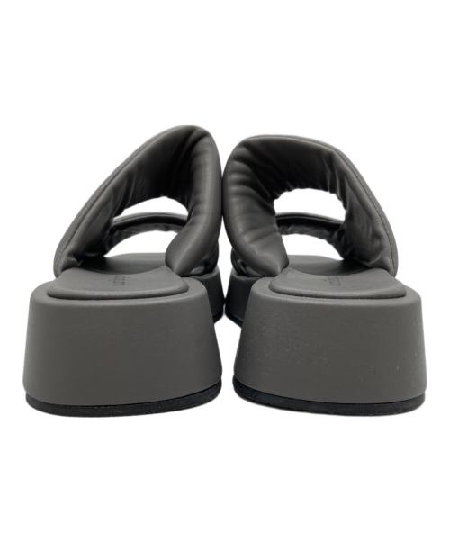 quartierglam（カルチェグラム）quartierglam (カルチェグラム) PLATFORM PUFFY SLIDE SANDALS / プラットフォームパフィースライドサンダル グレー サイズ:35 1/2の古着・服飾アイテム