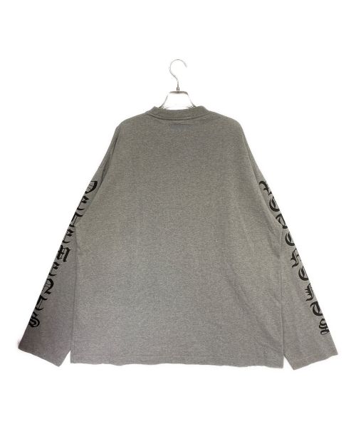VETEMENTS（ヴェトモン）VETEMENTS (ヴェトモン) Gothic Font Longsleeve Tee グレー サイズ:Lの古着・服飾アイテム