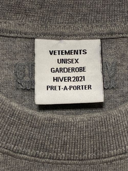 VETEMENTS（ヴェトモン）VETEMENTS (ヴェトモン) Gothic Font Longsleeve Tee グレー サイズ:Lの古着・服飾アイテム