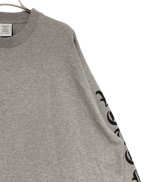 VETEMENTS（ヴェトモン）VETEMENTS (ヴェトモン) Gothic Font Longsleeve Tee グレー サイズ:Lの古着・服飾アイテム