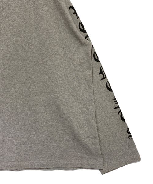 VETEMENTS（ヴェトモン）VETEMENTS (ヴェトモン) Gothic Font Longsleeve Tee グレー サイズ:Lの古着・服飾アイテム