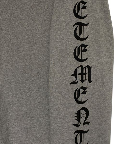 VETEMENTS（ヴェトモン）VETEMENTS (ヴェトモン) Gothic Font Longsleeve Tee グレー サイズ:Lの古着・服飾アイテム