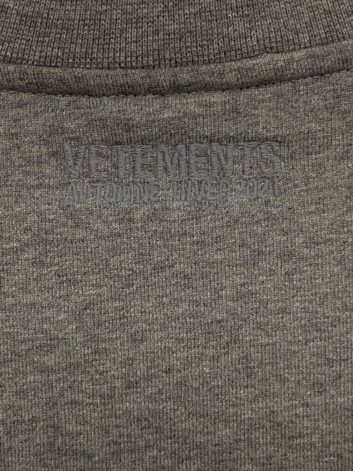 VETEMENTS（ヴェトモン）VETEMENTS (ヴェトモン) Gothic Font Longsleeve Tee グレー サイズ:Lの古着・服飾アイテム