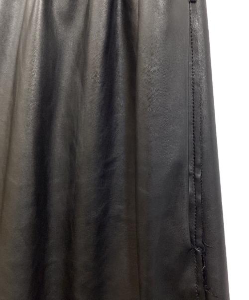 MM6 Maison Margiela（エムエムシックスメゾンマルジェラ）MM6 Maison Margiela (エムエムシックス メゾンマルジェラ) フェイクレザースリットパンツ ブラック サイズ:36の古着・服飾アイテム