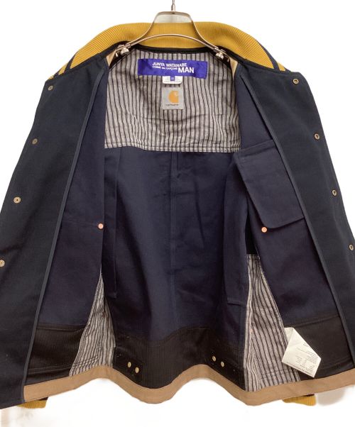 COMME des GARCONS JUNYA WATANABE MAN（コム デ ギャルソン ジュンヤ ワタナベ マン）COMME des GARCONS JUNYA WATANABE MAN (コム デ ギャルソン ジュンヤ ワタナベ マン) CarHartt (カーハート) VARSITY JACKET(ヴァーシティジャケット) ネイビー サイズ:XSの古着・服飾アイテム