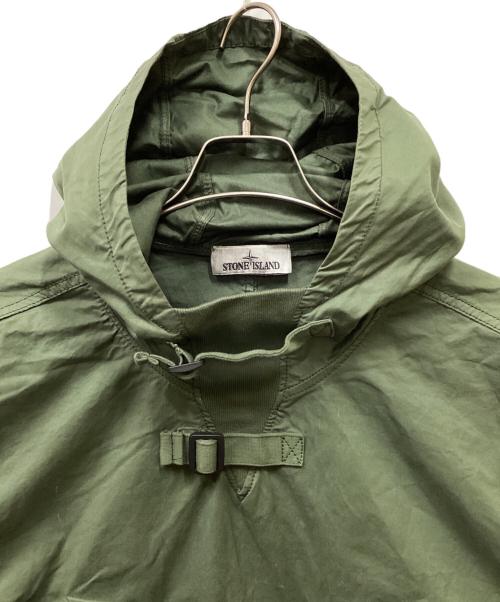 STONE ISLAND（ストーンアイランド）STONE ISLAND (ストーンアイランド) STRETCH COTTON GABARDINE PULLOVER/ｽﾄﾚｯﾁｺｯﾄﾝｷﾞｬﾊﾞｼﾞﾝﾌﾟｵｰﾊﾞｰｱﾉﾗｯｸ グリーン サイズ:Lの古着・服飾アイテム
