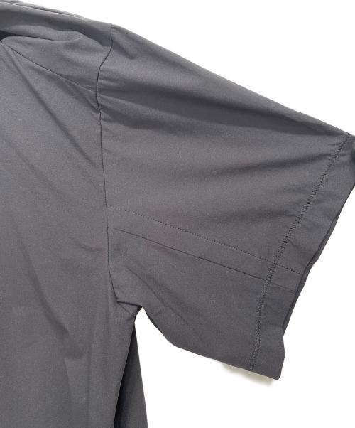 TOGA PULLA（トーガ プルラ）TOGA PULLA (トーガ プルラ) ナイロンストレッチTシャツ ブラック サイズ:38 未使用品の古着・服飾アイテム