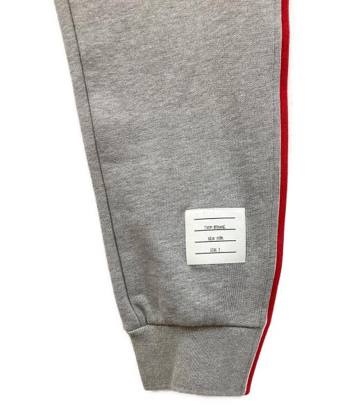 Thom Browne（トムブラウン）Thom Browne (トムブラウン) ループバックストライプスウェットパンツ グレー サイズ:Mの古着・服飾アイテム