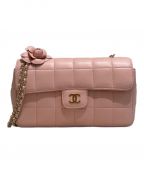 CHANELシャネル）の古着「チョコバーカメリア」｜ピンク×ゴールド金具