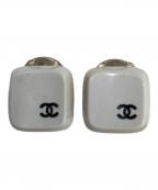 CHANELシャネル）の古着「ココマークキーキャップモチーフイヤリング」｜ホワイト