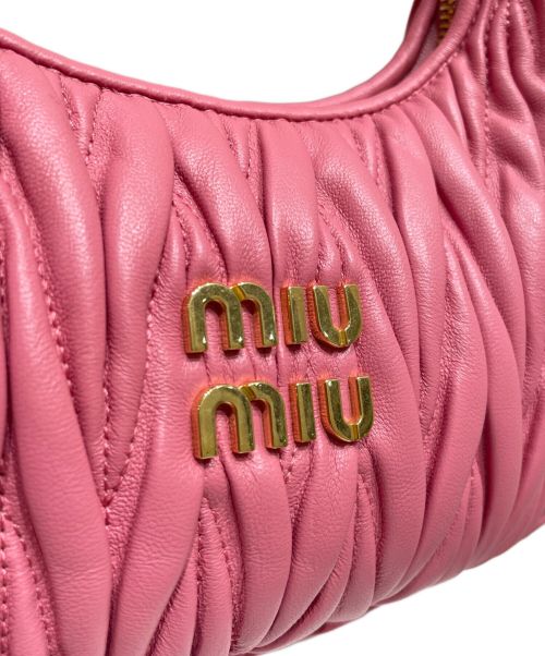 MIU MIU（ミュウミュウ）MIU MIU (ミュウミュウ) ワンダー マテラッセ レザー ホーボーバッグ ピンク サイズ:Sの古着・服飾アイテム