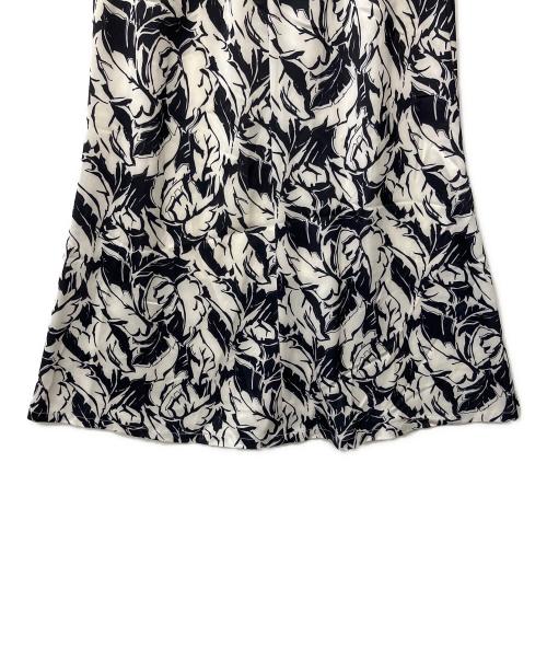 emmi atelier（エミアトリエ）emmi atelier (エミアトリエ) マットサテンナロースカート ホワイトの古着・服飾アイテム