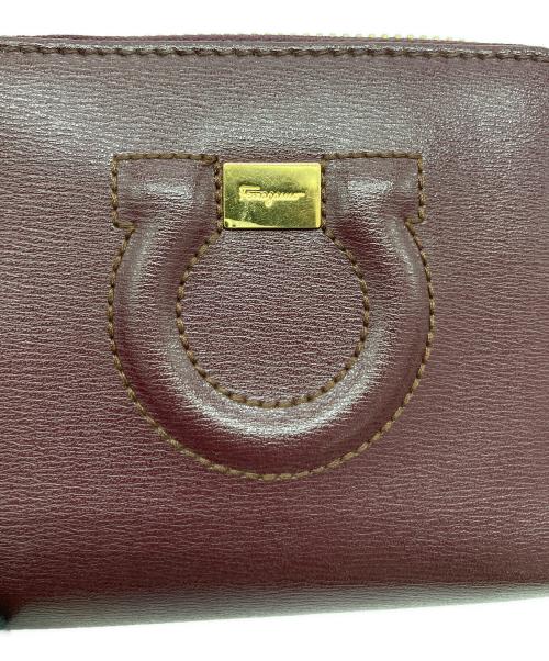 Salvatore Ferragamo（サルヴァトーレ フェラガモ）Salvatore Ferragamo (サルヴァトーレ フェラガモ) ガンチーニ 2つ折りラウンドジップ財布 バーガンディーの古着・服飾アイテム