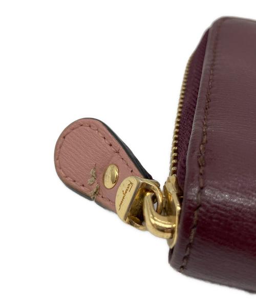 Salvatore Ferragamo（サルヴァトーレ フェラガモ）Salvatore Ferragamo (サルヴァトーレ フェラガモ) ガンチーニ 2つ折りラウンドジップ財布 バーガンディーの古着・服飾アイテム