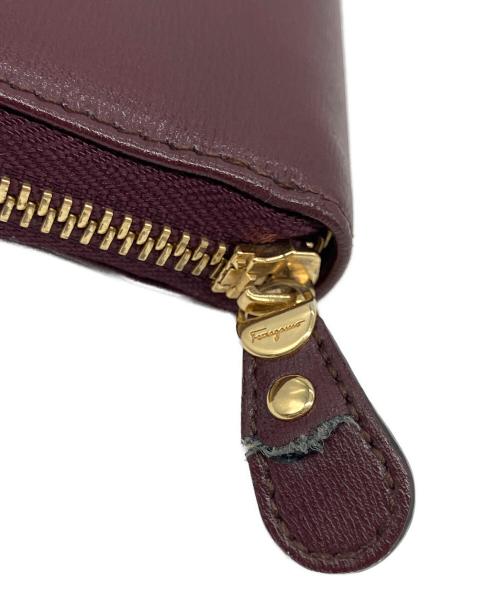 Salvatore Ferragamo（サルヴァトーレ フェラガモ）Salvatore Ferragamo (サルヴァトーレ フェラガモ) ガンチーニ 2つ折りラウンドジップ財布 バーガンディーの古着・服飾アイテム