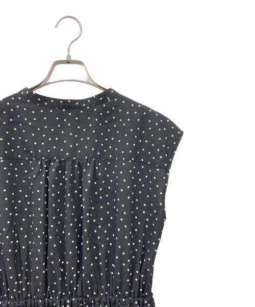 SHIPS（シップス）SHIPS (シップス) ドット 花柄 サイド プリーツ フレンチスリーブ ワンピース ブラック サイズ:Sの古着・服飾アイテム
