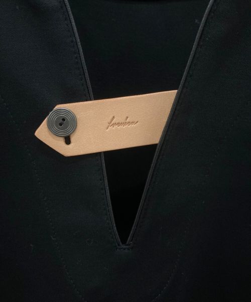 IRENISA（イレニサ）IRENISA (イレニサ) PULL OVER SHIRT WITH LEATHER TAB ブラック サイズ:2の古着・服飾アイテム