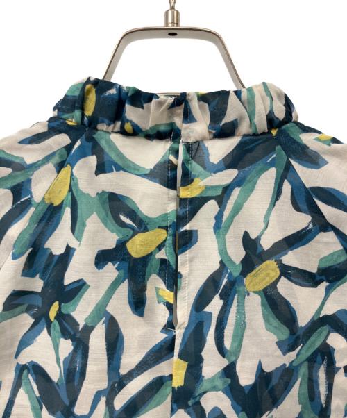 TOMORROW LAND collection（トゥモローランドコレクション）TOMORROW LAND collection (トゥモローランドコレクション) マギーフラワープリント ギャザースタンドカラーブラウス ブルー サイズ:36の古着・服飾アイテム