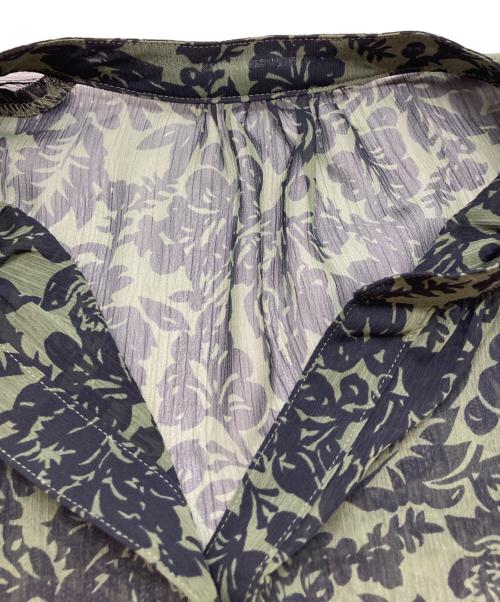 23区（ニジュウサンク）23区 (ニジュウサンク) ボタニカルプリント スキッパー ブラウス オリーブ×ネイビー サイズ:32の古着・服飾アイテム