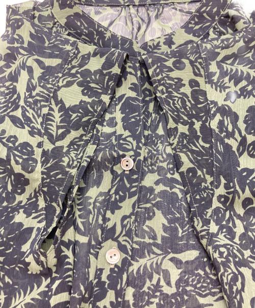 23区（ニジュウサンク）23区 (ニジュウサンク) ボタニカルプリント スキッパー ブラウス オリーブ×ネイビー サイズ:32の古着・服飾アイテム
