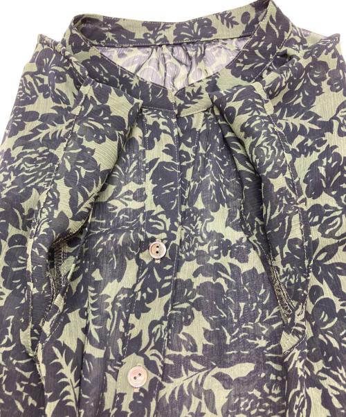 23区（ニジュウサンク）23区 (ニジュウサンク) ボタニカルプリント スキッパー ブラウス オリーブ×ネイビー サイズ:32の古着・服飾アイテム