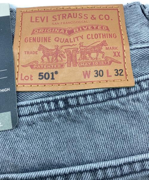 LEVI'S（リーバイス）LEVI'S (リーバイス) 501 ORIGINAL Walk Down Broadway ストレートデニム グレー サイズ:W30 L32 未使用品の古着・服飾アイテム
