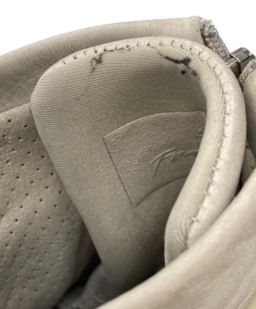 NIKE（ナイキ）NIKE (ナイキ) Fear Of God (フィア・オブ・ゴッド) スニーカー　AIR FEAR OF GOD 1　AR4237-002 グレー サイズ:26.5の古着・服飾アイテム