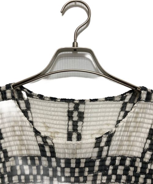 ISSEY MIYAKE（イッセイミヤケ）ISSEY MIYAKE (イッセイミヤケ) プリーツカットソー ブラック×ホワイト サイズ:Ⅿの古着・服飾アイテム