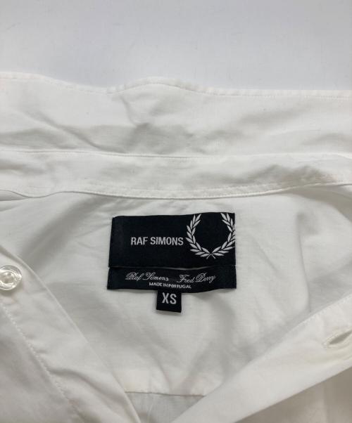 FRED PERRY（フレッドペリー）FRED PERRY (フレッドペリー) RAF SIMONS (ラフシモンズ) 100 CLUBパッチシャツ ホワイト サイズ:xsの古着・服飾アイテム