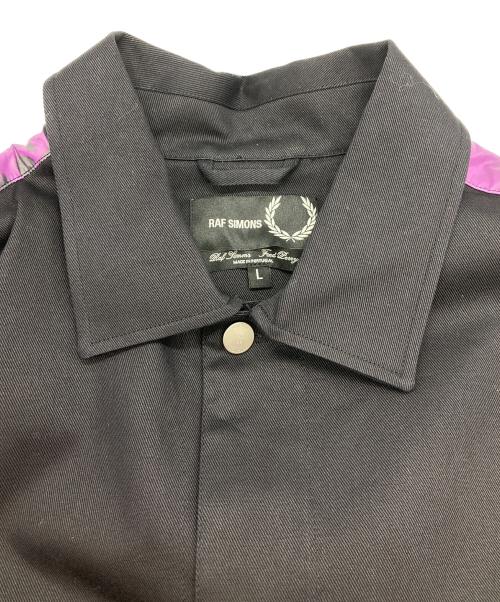 FRED PERRY（フレッドペリー）FRED PERRY (フレッドペリー) RAF SIMONS (ラフシモンズ) プリントデザイントラッカージャケット ブラック サイズ:Lの古着・服飾アイテム