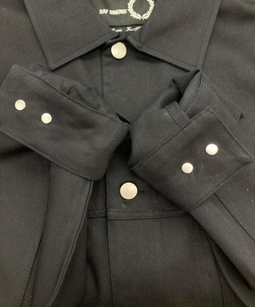 FRED PERRY（フレッドペリー）FRED PERRY (フレッドペリー) RAF SIMONS (ラフシモンズ) プリントデザイントラッカージャケット ブラック サイズ:Lの古着・服飾アイテム