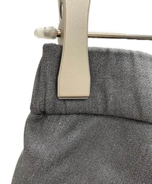 WHITE MOUNTAINEERING（ホワイトマウンテ二アニング）WHITE MOUNTAINEERING (ホワイトマウンテ二アニング) ストレッチスラックス グレー サイズ:2の古着・服飾アイテム