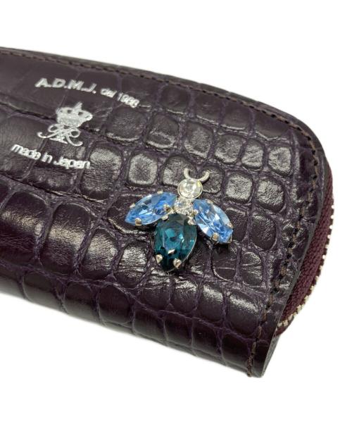 A.D.M.J.（エーディーエムジェイ）A.D.M.J. (エーディーエムジェイ) クリスタルBee クロコ型押しコインケース パープルの古着・服飾アイテム