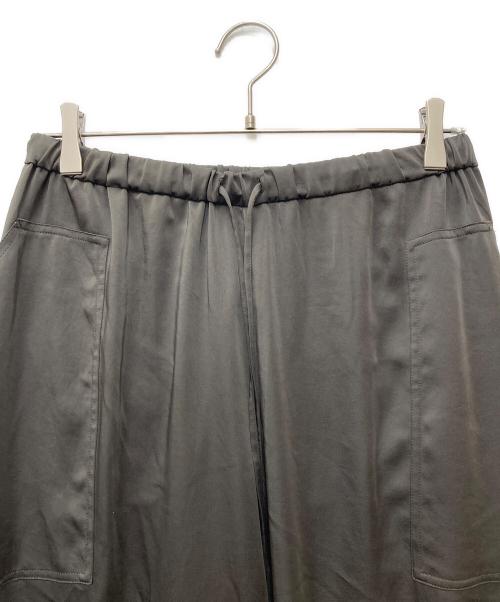 23区（ニジュウサンク）23区 (ニジュウサンク) スムースサテン パラシュートパンツ　PRWOCM0607 グレー サイズ:38の古着・服飾アイテム